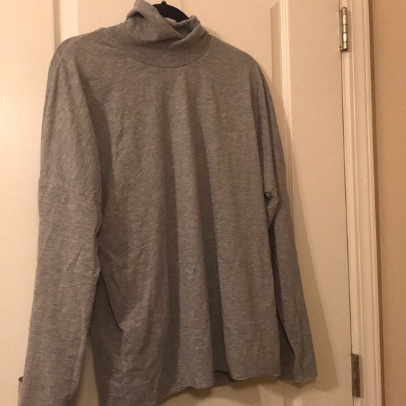 Gray turtle neck long  sleeve with sleeve accent - Picture 1 of 5